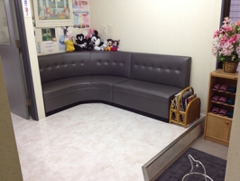 ホワイト歯科待合室